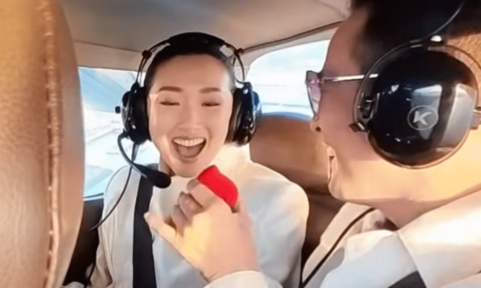 Hoa hậu Việt vỡ òa hạnh phúc, được bạn trai bí mật cầu hôn trên trực thăng