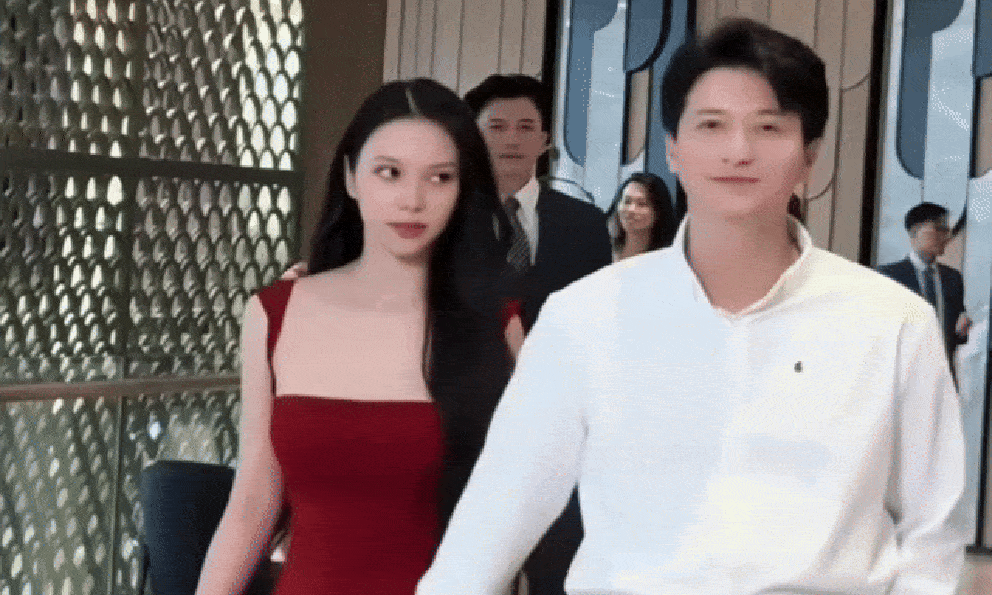 Clip Huỳnh Anh nắm tay một cô gái leo thẳng lên 