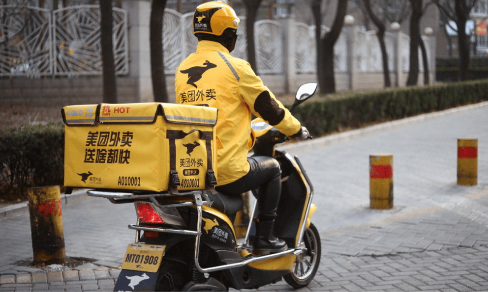 Shipper đang giao đồ ăn thì nhìn thấy chiếc gối lạ bên đường, anh lập tức báo cảnh sát và cứu đc 1 người