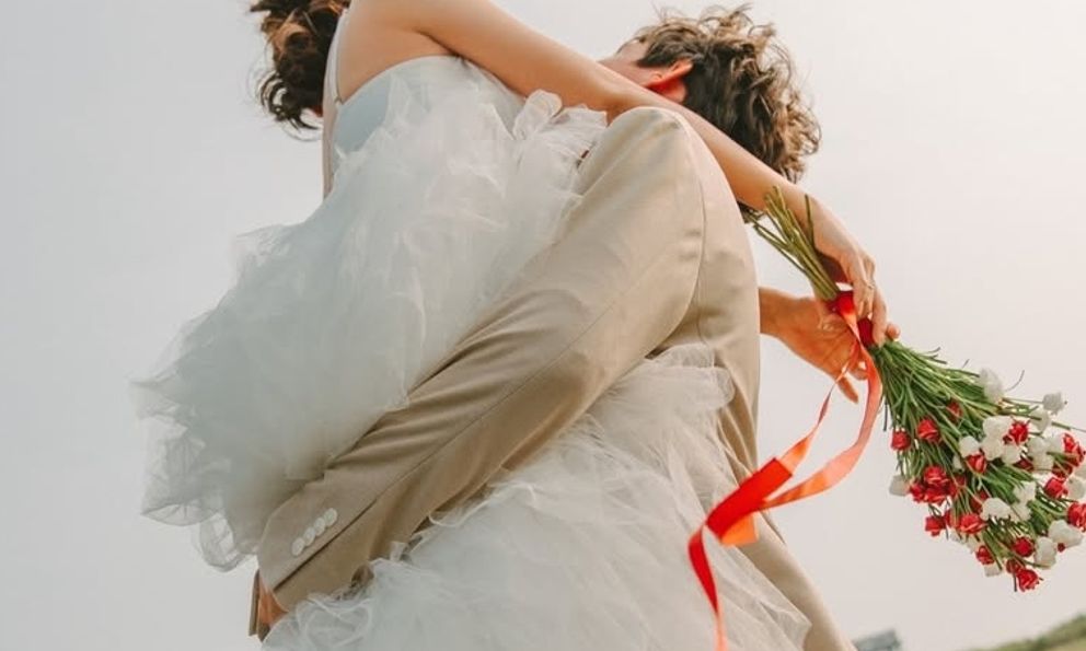 Nữ ca sĩ quốc dân tuyên bố kết hôn với chồng Tây, ảnh cưới bắt trọn khoảnh khắc ông xã nhấc bổng cô đẹp như phim ngôn tình!