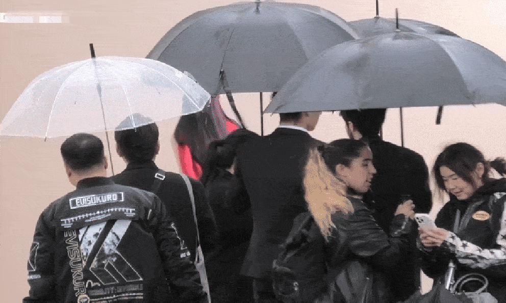 Nhìn cặp đôi này bên nhau mà viết được cả bộ tiểu thuyết: Nhà gái là công chúa ngôn tình, nhà trai đẹp quá thể đáng