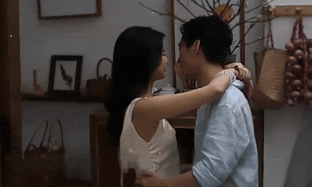 Cặp sao Việt lệch nhau 13 tuổi bị đồn hẹn hò khắp MXH: Nhà gái càng bị chê càng hot, nhà trai là nam thần ngôn tình