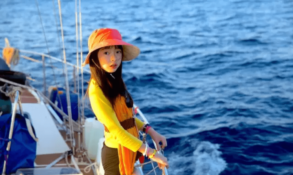 Cặp vợ chồng bỏ việc, bán hết nhà cửa đưa con gái 8 tuổi ra biển sống: 12 năm sau, người con lộ diện gây sốc