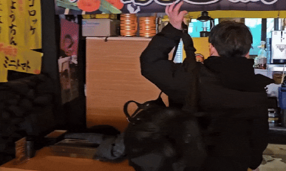 Căng: 3 khách say rượu làm loạn trong quán ăn của ca sĩ nổi tiếng vì 4 triệu, đôi bên tranh cãi náo động cả khu phố