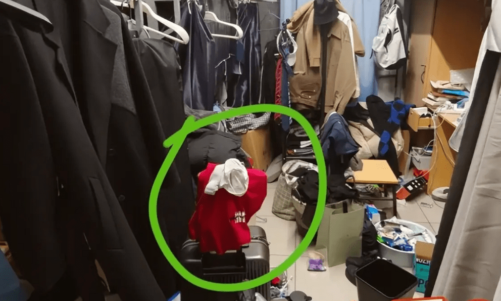 Rùng mình với căn phòng KTX của nam sinh học giỏi