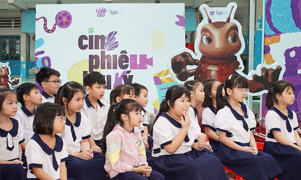 Học sinh tiểu học TP.HCM xem Dế Mèn tại trường: Phản ứng cực dễ thương
