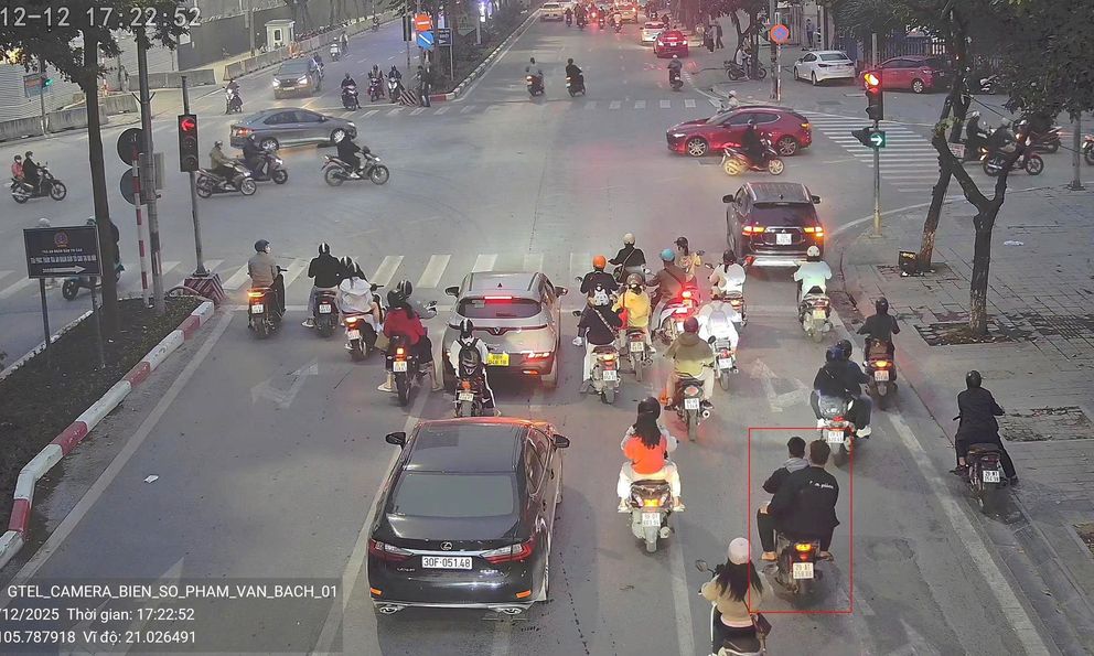 86 chủ xe vượt đèn đỏ, không đội mũ bảo hiểm được phát hiện qua camera AI có biển số sau nhanh chóng nộp phạt nguội theo Nghị định 168