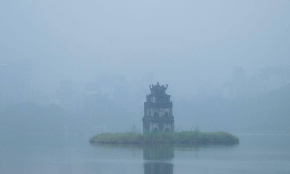 Sáng thứ Bảy, Hà Nội khác lạ khi hứng trọn combo sương mù, ô nhiễm, mưa lạnh