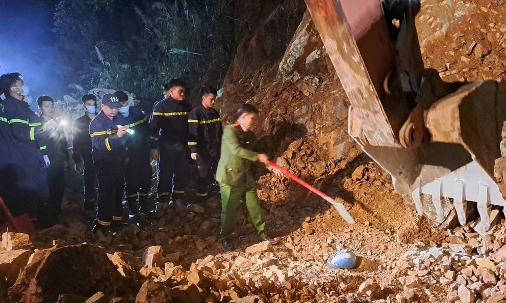 Tìm thấy thi thể nạn nhân thứ 3 trong vụ sạt lở đất đá trên Quốc lộ 6