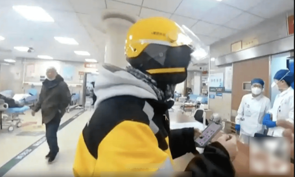 Đặt đồ ăn nhưng người giao hàng tới là cảnh sát, vị khách thót tim khi nghe sự thật về anh shipper