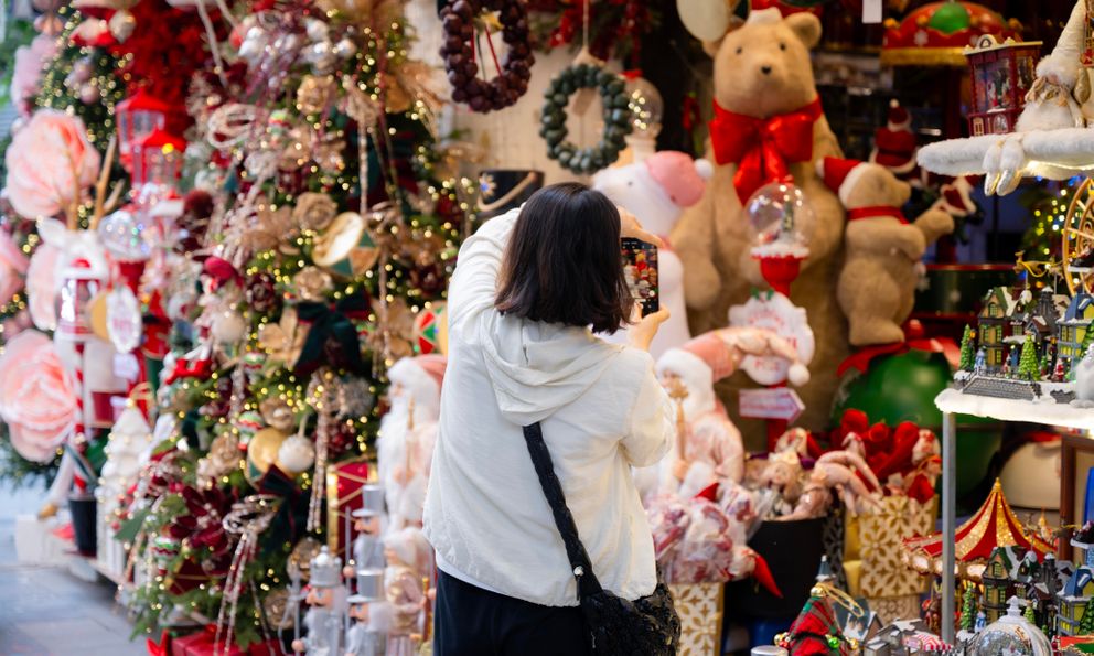 25.000 - 30.000 đồng/người: Trả tiền để được “sống ảo” ở phố Hàng Mã dịp Giáng sinh 