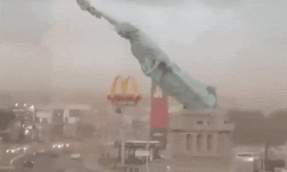 Tượng Nữ thần Tự do ở Brazil bị gió quật đổ