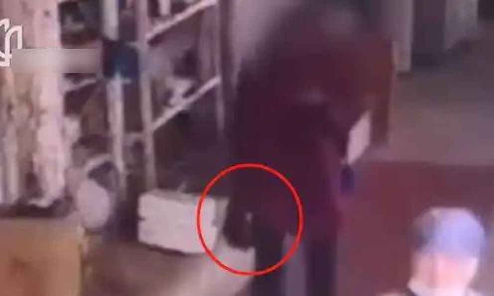 Bức xúc vì bị khách đánh giá xấu, shipper đã lén lút làm 1 điều khi giao hàng