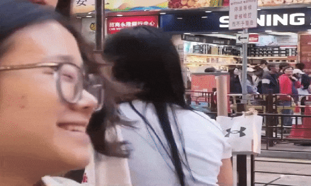 Nam diễn viên đình đám phải đi phát tờ rơi, bẽ bàng bị tất cả mọi người phớt lờ