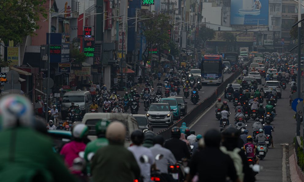 Không khí ô nhiễm bao trùm những ngày cuối năm: Hà Nội mù mịt, TP.HCM tối sầm dù đã 8h sáng