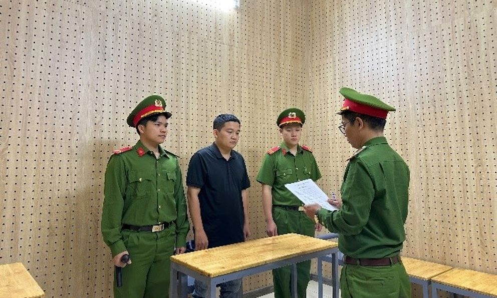 Bắt cựu nhân viên ngân hàng Phan Tấn Hoàng