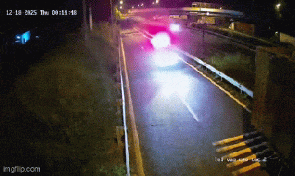 Cận cảnh khoảnh khắc xe cứu thương lao vào đuôi xe đầu kéo rồi bốc cháy dữ dội trên cao tốc TP.HCM - Dầu Giây, 3 người mắc kẹt tử vong 