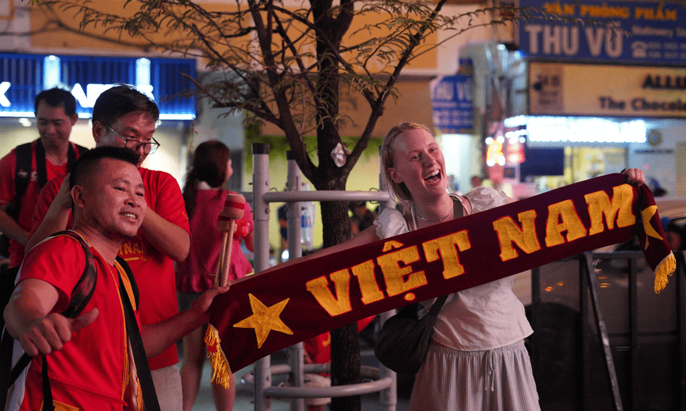 Ra mà xem khách Tây làm gì giữa lúc Việt Nam vô địch!