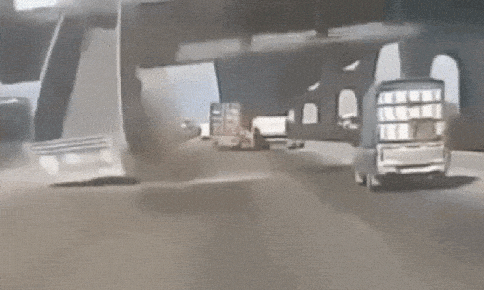 Thái Lan: Cầu đi bộ bất ngờ sập kinh hoàng, đè bẹp nhiều ô tô