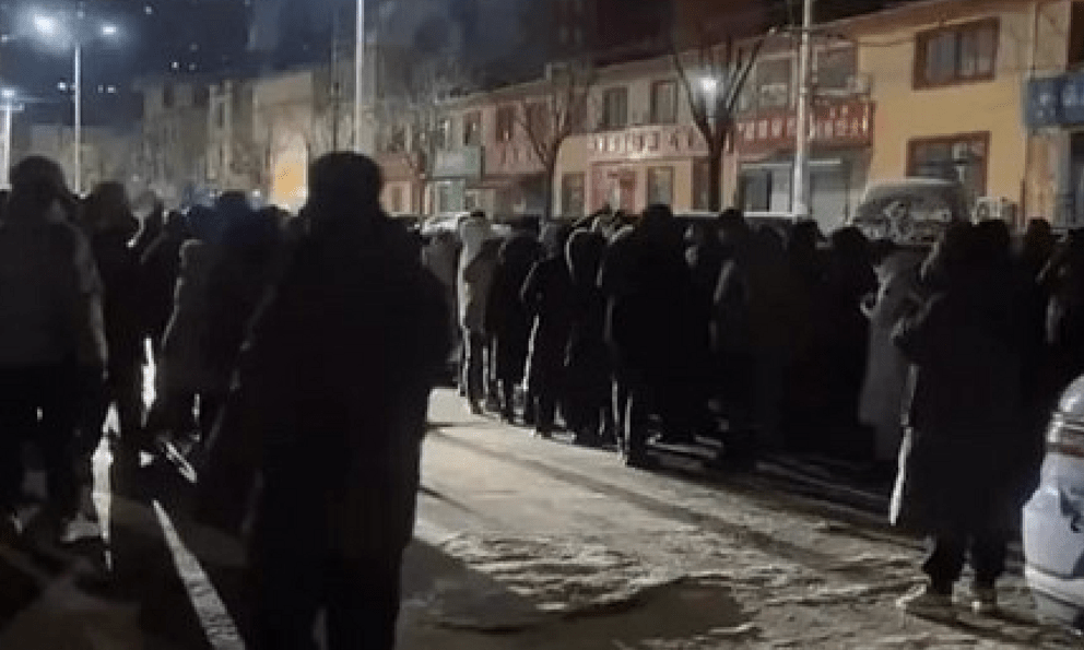 Cậu bé mất tích giữa đêm đông, gia đình nhờ 200 hàng xóm đi kiếm: Câu đầu tiên em nói sau khi được tìm ra khiến ai cũng sững người