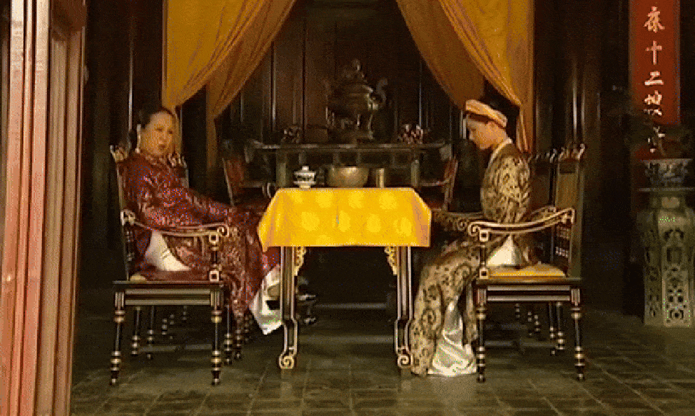 Nữ diễn viên duy nhất là Phó Giáo sư - Tiến sĩ, được tung hô là Hoàng hậu đẹp nhất Việt Nam suốt 20 năm