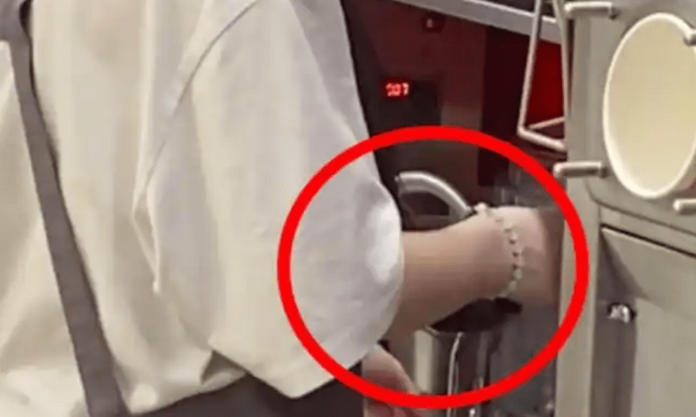 Nhân viên quán trà sữa gội đầu ngay tại bồn rửa ở quầy pha chế, trong bồn vẫn còn dụng cụ dùng để ép trái cây