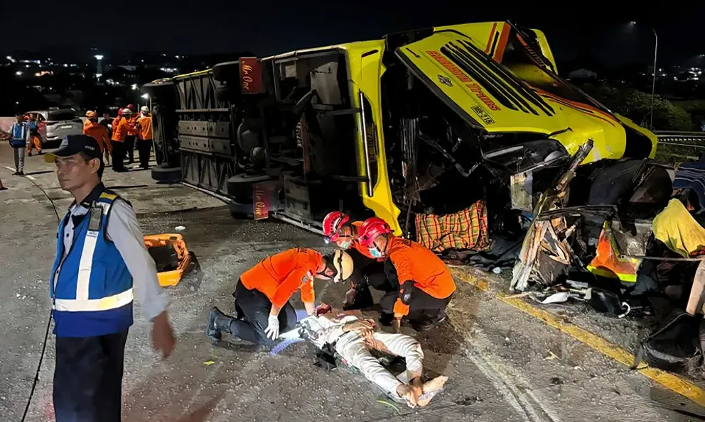 Kinh hoàng xe buýt lật ngang sau khi lao thẳng dải phân cách khiến ít nhất 16 người thiệt mạng