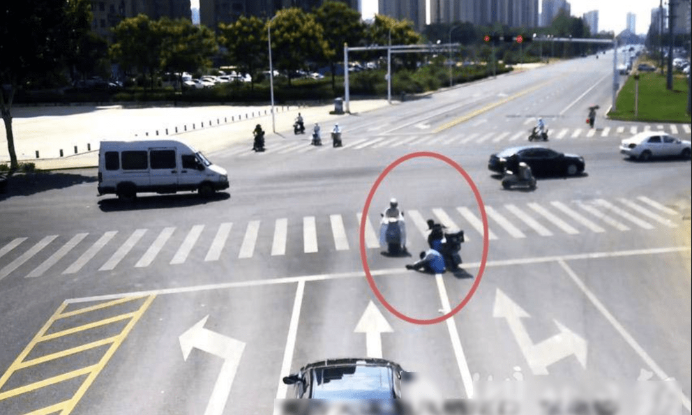 Shipper đột quỵ ngay giữa ngã 4 khi đang giao hàng, được người đi đường cứu sống thần kỳ: Danh tính cô gái gây ngỡ ngàng