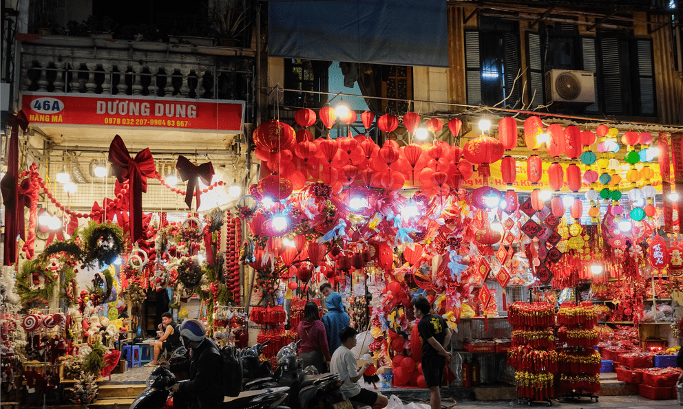Cảnh tượng tại Hàng Mã ngay lúc này: Người đi đường bật cười khi chứng kiến điều không ngờ vào đêm Noel