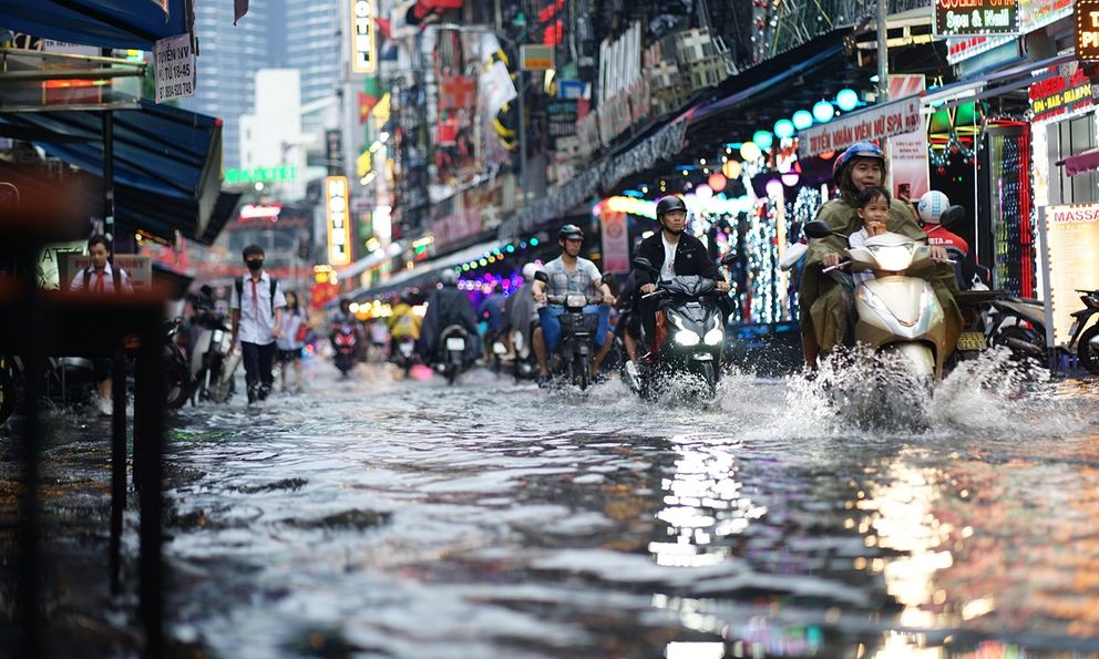 Mưa trái mùa chiều Noel, phố Bùi Viện ngập, người dân TP.HCM thấp thỏm kế hoạch xuống phố