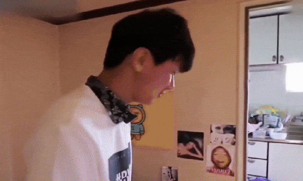 Mỹ nam 1m86 lụn bại vì làm bố khi còn năm nhất đại học, sống tạm bợ cùng con gái trong 1 căn phòng chật hẹp