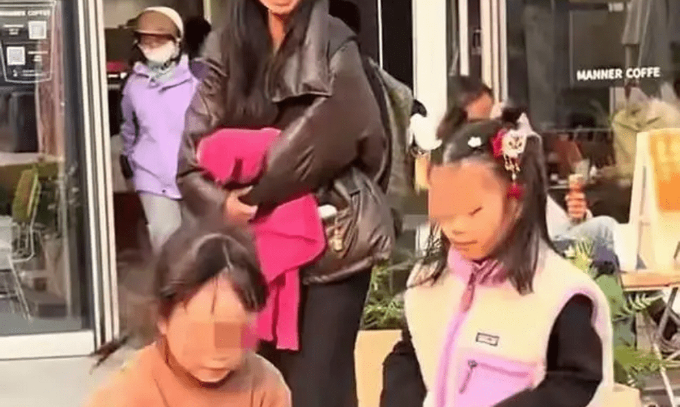 Chỉ vài giây va chạm giữa hai đứa trẻ, cách phản ứng của người mẹ khiến dân mạng lắc đầu: 