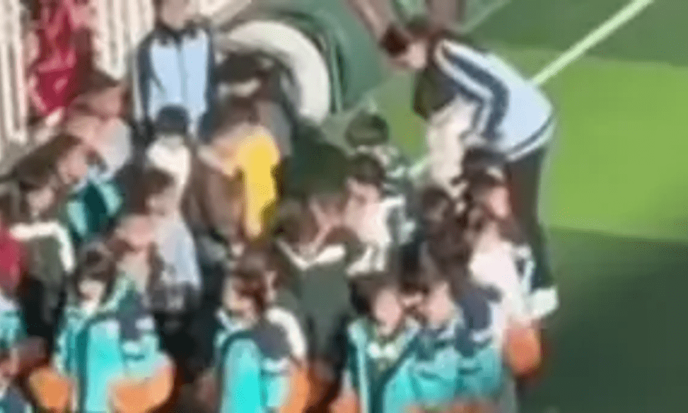 Rùng mình trước đoạn clip giáo viên mầm non đánh, đạp dã man trẻ ngay trong sân trường ở Trung Quốc