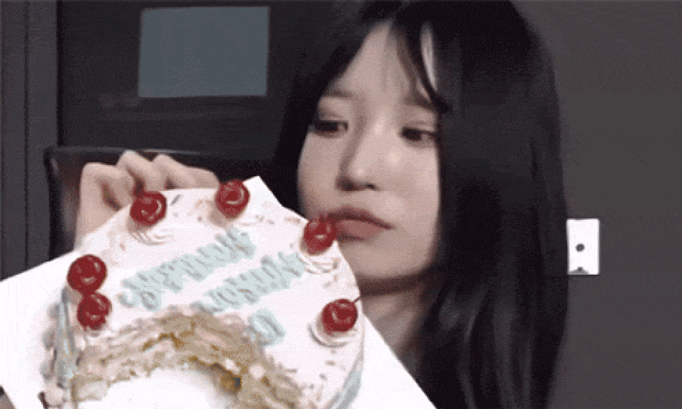 42 triệu người xem cả dàn sao thi nhau làm rơi bánh kem, bóc trần mục đích sau hành động khó hiểu?