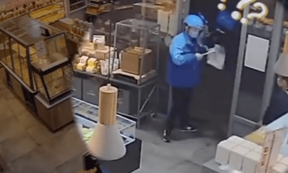 Lấy bánh kem đi giao, nam shipper bất ngờ phát hiện dấu hiệu lạ bên trong khiến anh bật khóc 