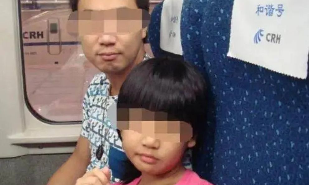 Người đàn ông đưa 