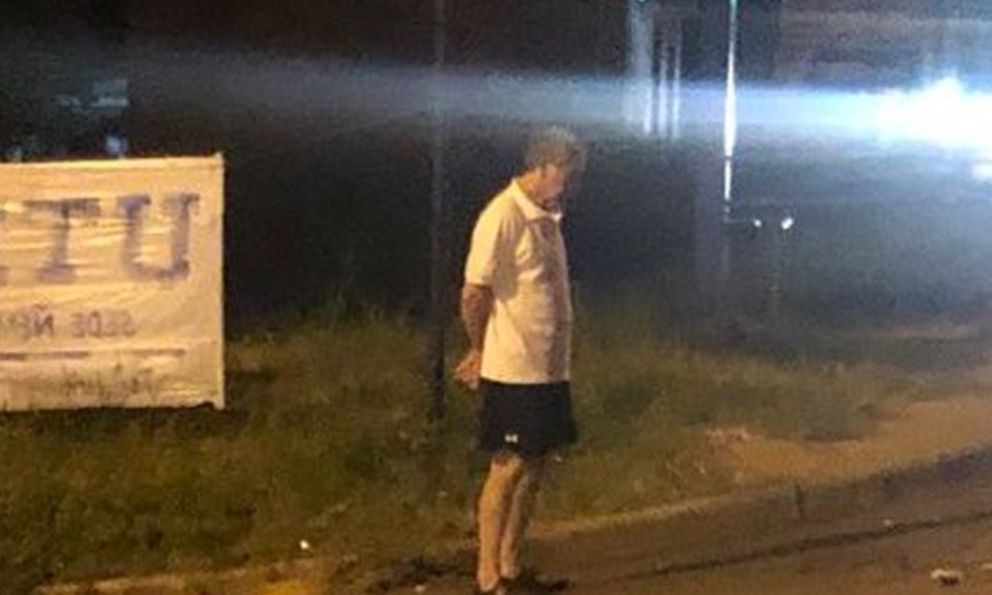 Người cha 72 tuổi cứ tối đến lại ra bến xe buýt chờ con gái trở về: Bức ảnh khiến hàng triệu người nghẹn lòng