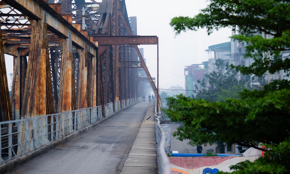 Ảnh, clip: Cận cảnh diện mạo khác lạ của cầu Long Biên trong ngày cuối trùng tu