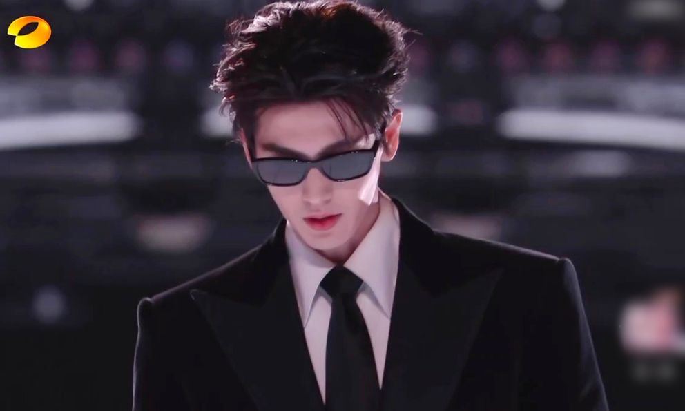 Mỹ nam đẹp nhất Đêm hội giao thừa 2026: Visual thách thức cả showbiz, pháo hoa đêm nay cũng không đẹp bằng