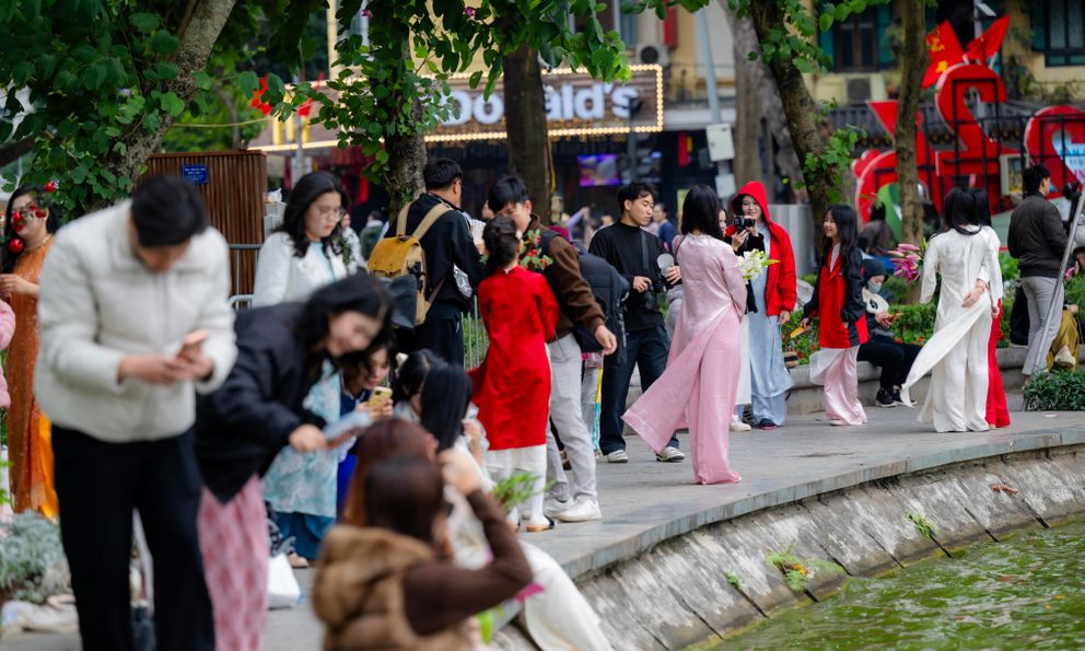 Nàng thơ Hà Nội bất chấp trời 17 độ khởi động đường đua Tết, phong phanh áo dài thả dáng kín Hồ Gươm