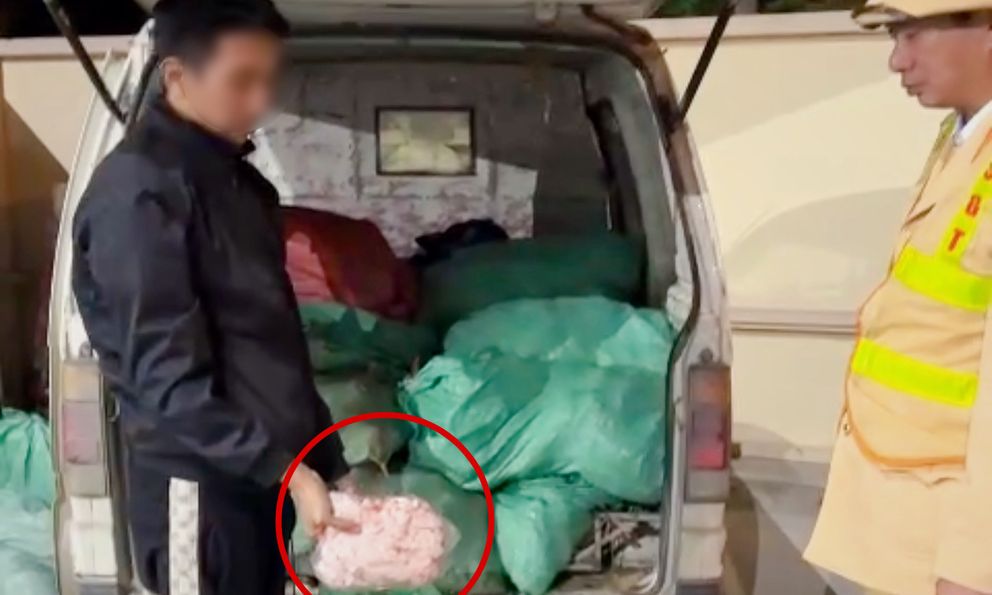 Bí mật bên trong 26 bao tải trên chiếc xe “su cóc” chạy xuyên đêm hướng về nội thành Hà Nội: Thứ được chở bên trong gây rùng mình