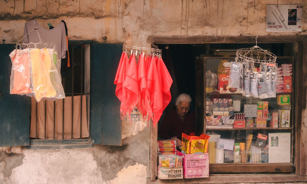 Điểm check-in lạ giữa Hà Nội: Quán tạp hóa cũ gợi cả bầu trời tuổi thơ, thái độ của bà chủ quán khi nhiều người tìm đến chụp ảnh