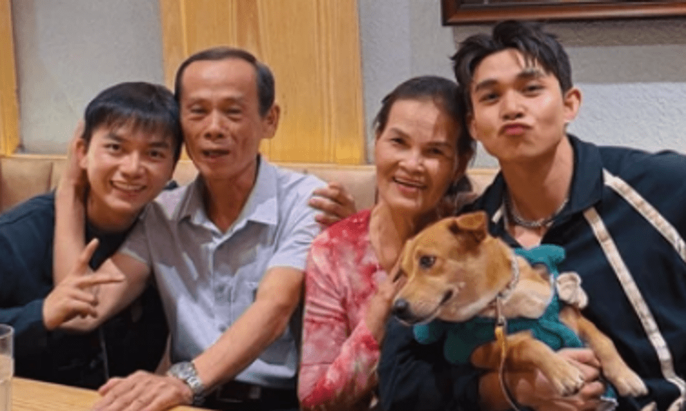 Ấm lòng dịp đầu năm: Gia đình Haha gặp chú thím Chín Cường, khoảnh khắc chung khung hình gây chú ý