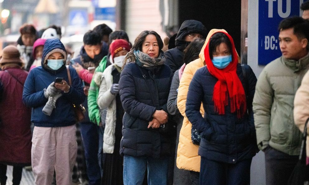 Hà Nội rét cắt da 10°C, phố Cầu Giấy xuất hiện cảnh tượng hiếm thấy từ 3h sáng