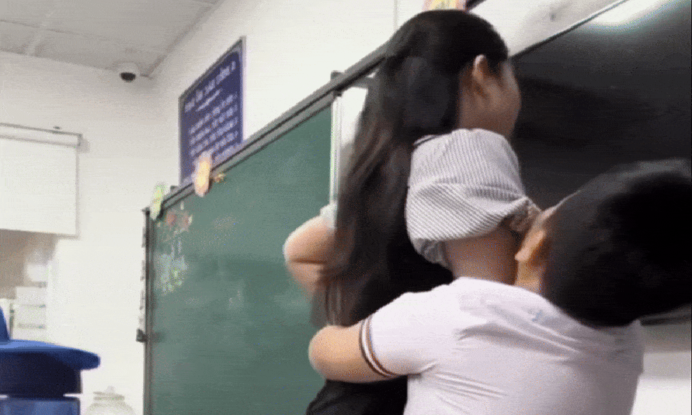 Cảnh tượng trước bục giảng khiến nhiều người phải thốt lên: 