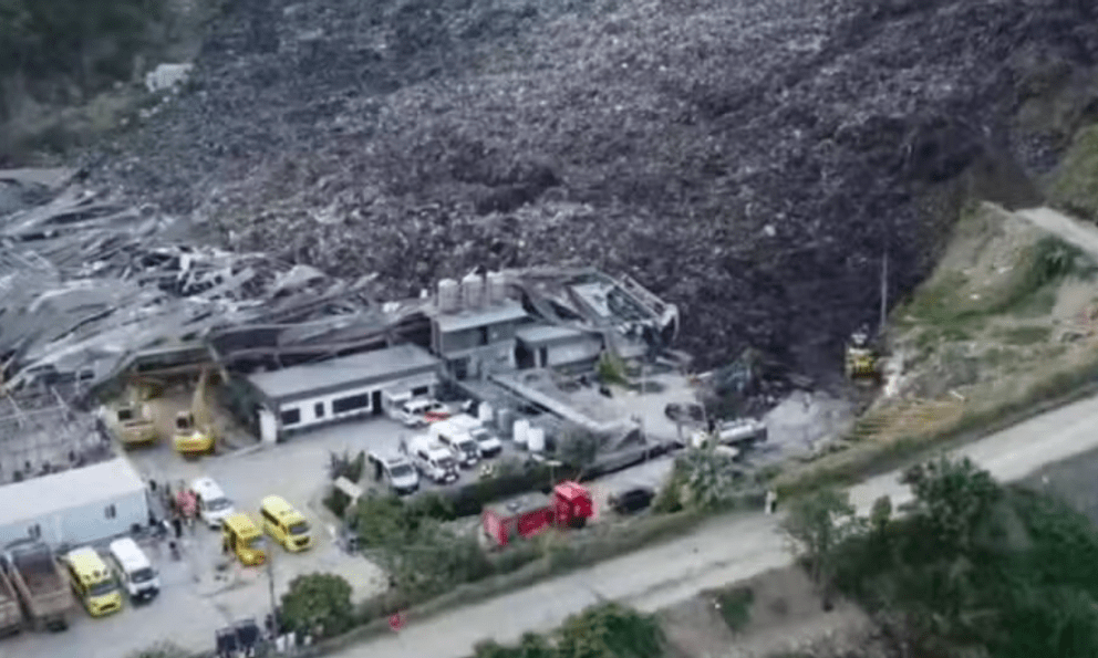 Sạt lở núi rác khổng lồ, 1 người tử vong, 38 người mất tích 