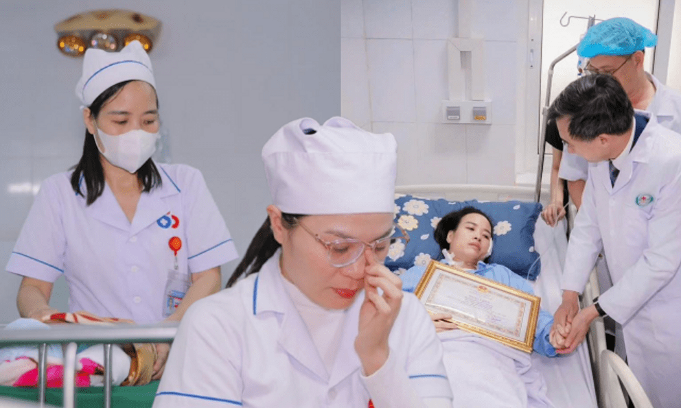 Nữ điều dưỡng bị đâm 11 nhát dao xúc động ngày quay trở lại công việc, kể lại thời khắc che chắn cho trẻ sơ sinh trong vụ truy sát kinh hoàng