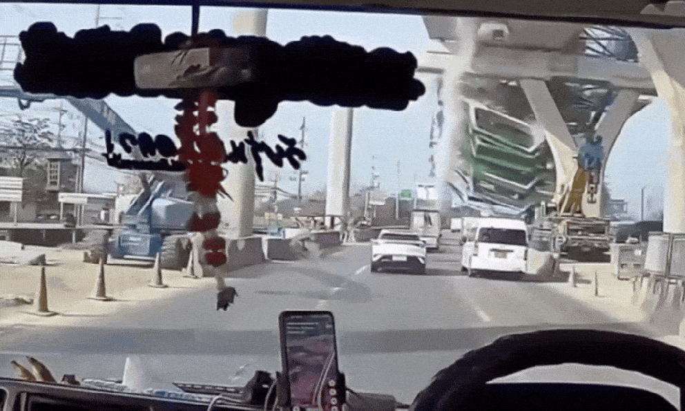 Video cận cảnh khoảnh khắc cần cẩu đổ sập xuống đường ở Thái Lan khiến 2 người tử vong