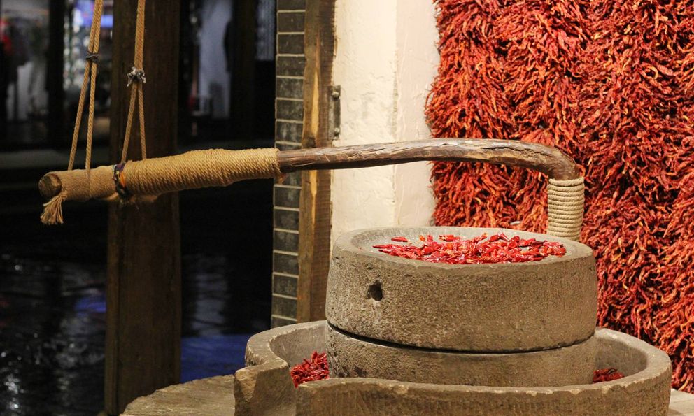 Du lịch Trung Quốc, khách Việt toát mồ hôi khi bước vào tiệm đặc sản bên đường: 