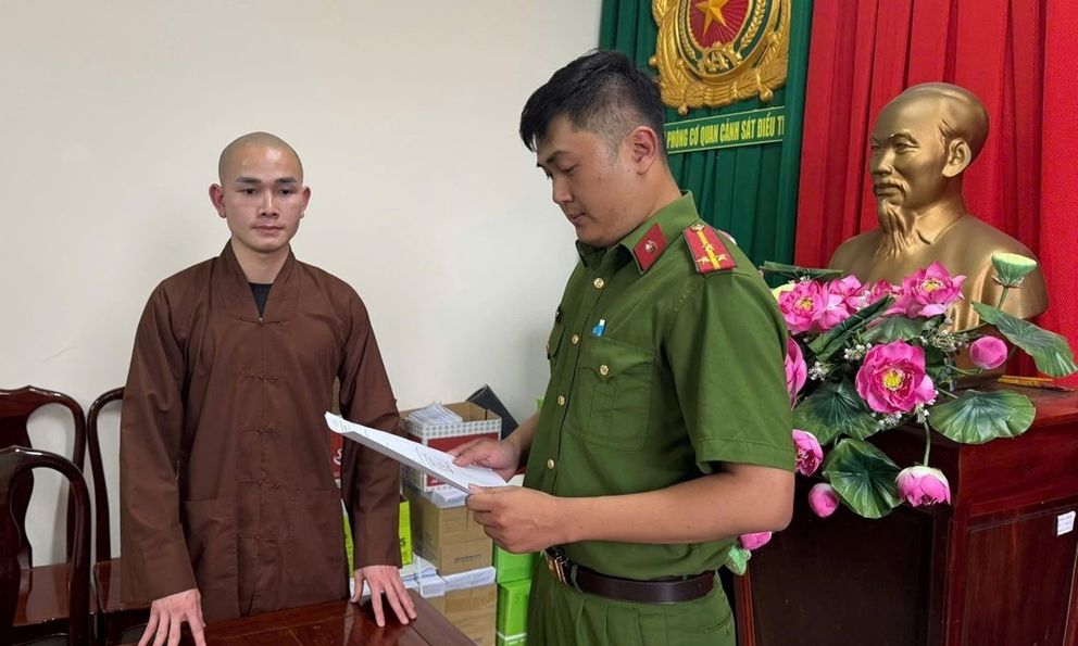 Thi hành lệnh cấm đi khỏi nơi cư trú đối với chủ tài khoản TikTok 